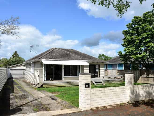 42 Montgomery Crescent, Bader