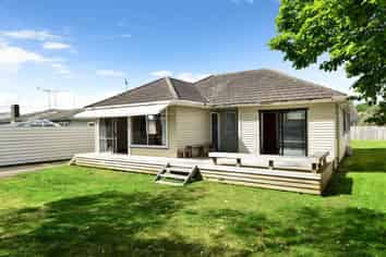 42 Montgomery Crescent, Bader