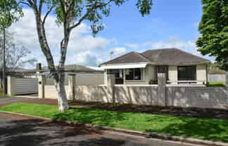 42 Montgomery Crescent, Bader