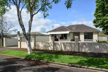42 Montgomery Crescent, Bader