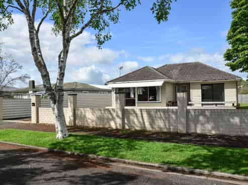 42 Montgomery Crescent, Bader