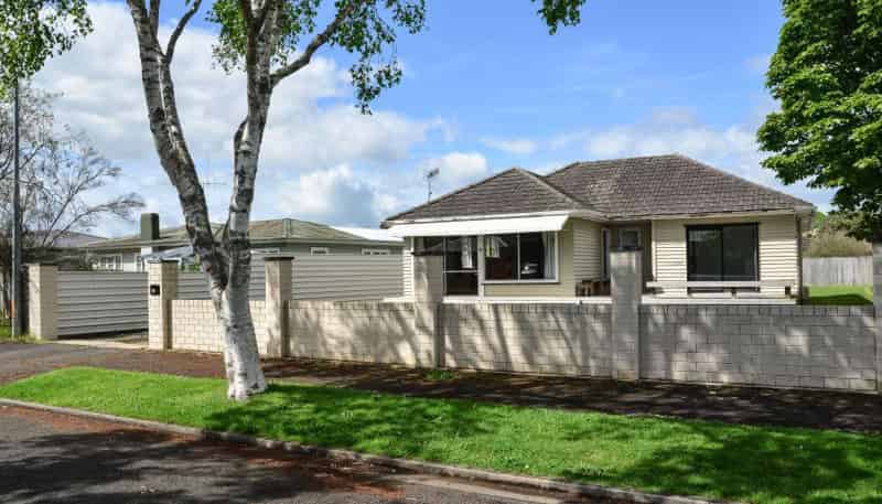 42 Montgomery Crescent, Bader