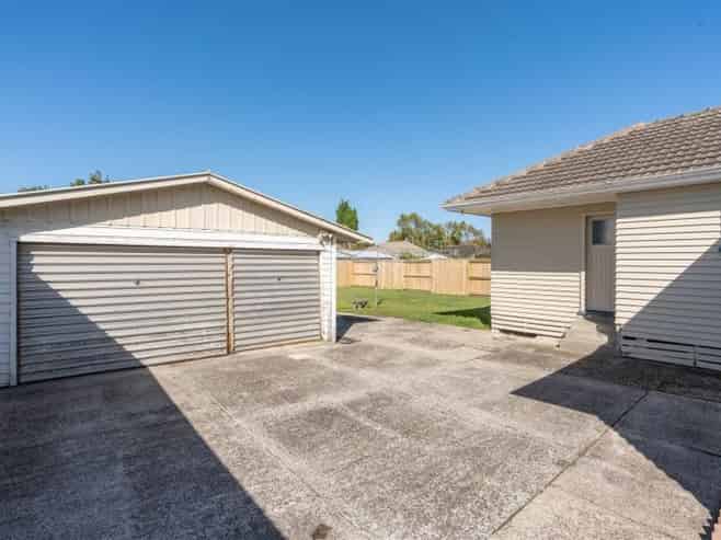 42 Montgomery Crescent, Bader