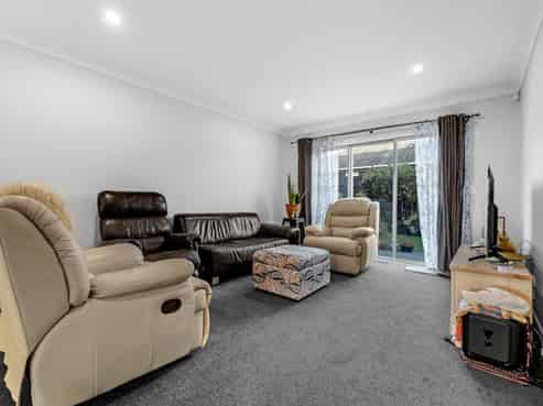 70 Paretaiuru Crescent, Papakura