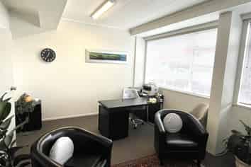 Quality 1st floor office - Kapiti business centre