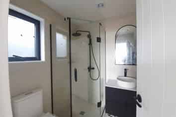 2/13 Torino Street, Point England