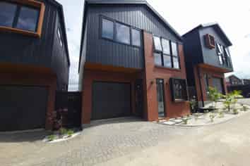 2/13 Torino Street, Point England