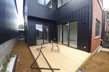 2/13 Torino Street, Point England