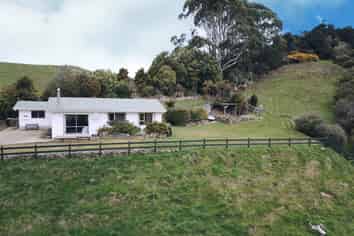 112 Waikawa Curio Bay Road, Waikawa