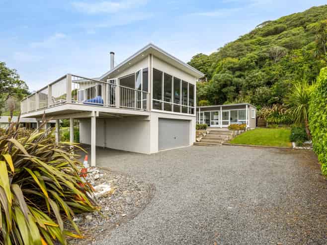 16 Cathedral Road, Gore Bay