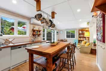 619 Huia Road, Parau