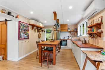 619 Huia Road, Parau