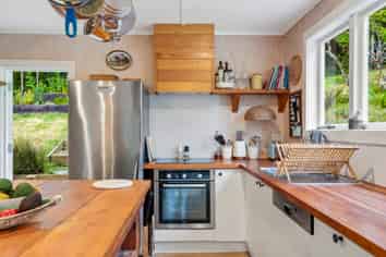 619 Huia Road, Parau