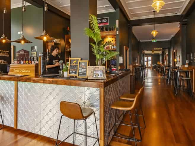 Prominent restaurant/bar - for lease