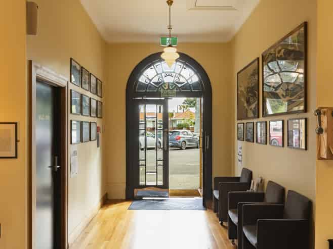 Prominent restaurant/bar - for lease