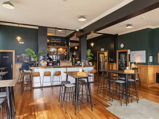 Prominent restaurant/bar - for lease