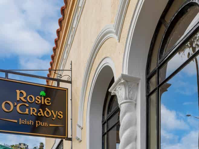 Prominent restaurant/bar - for lease