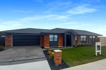 15 Woodford Avenue, Ravenswood
