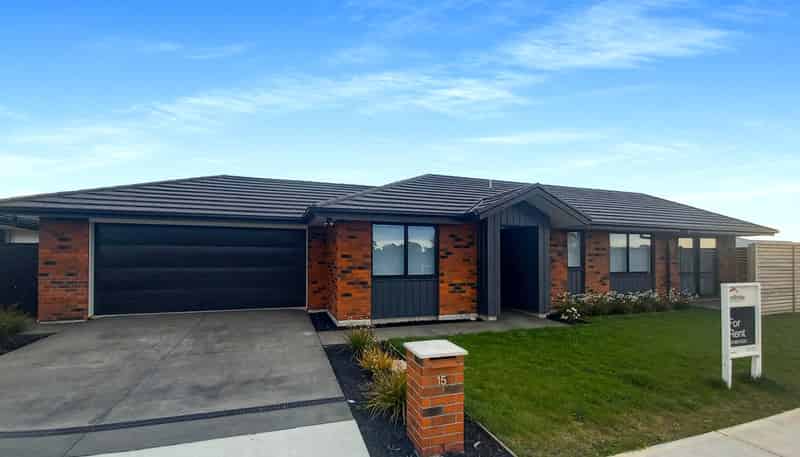 15 Woodford Avenue, Ravenswood