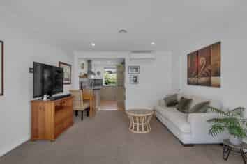 2/17 Edgeware Road, Saint Albans