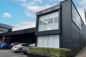 STUDIO/OFFICE WITH ROLLER DOOR
