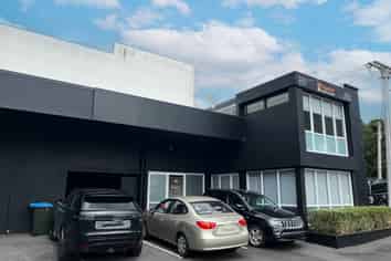 STUDIO/OFFICE WITH ROLLER DOOR
