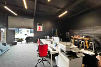 STUDIO/OFFICE WITH ROLLER DOOR
