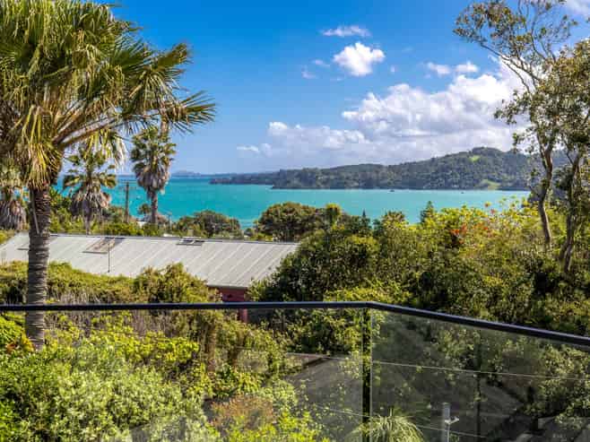 16 Ocean Road, Surfdale