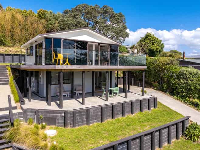 16 Ocean Road, Surfdale