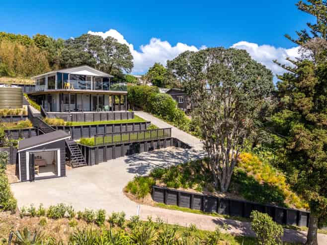 16 Ocean Road, Surfdale