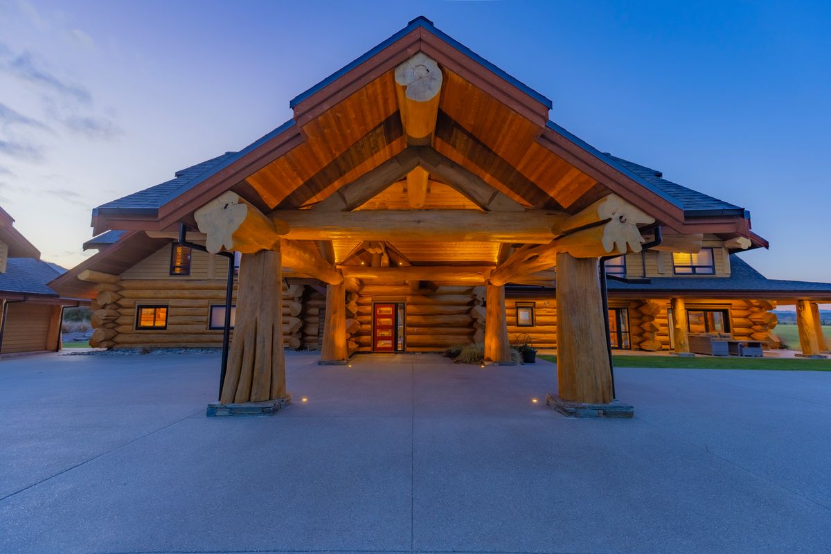 Luxury Master Built Cedar Estate in Central Otago