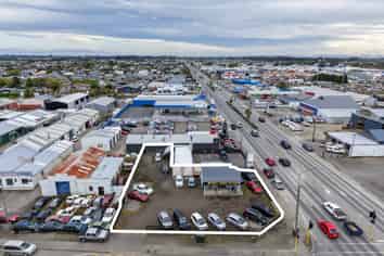 SH6 Prominent corner location!!