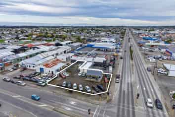 SH6 Prominent corner location!!