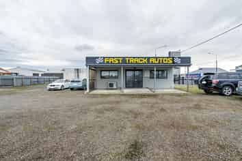 SH6 Prominent corner location!!