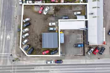 SH6 Prominent corner location!!