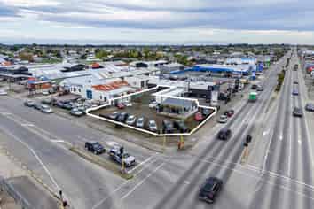 SH6 Prominent corner location!!