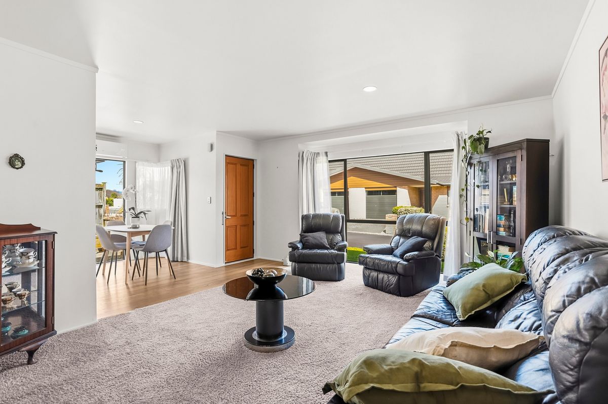 Secure & Sun-Drenched in an Elegant 55+ Community - Mehr