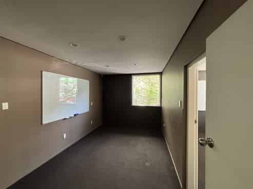 Convenient and sunny office in Kaiwharawhara