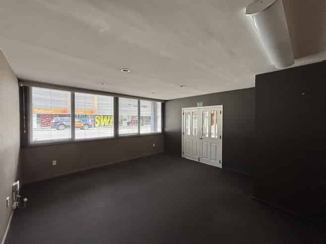 Convenient and sunny office in Kaiwharawhara