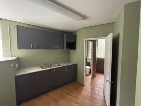 Convenient and sunny office in Kaiwharawhara