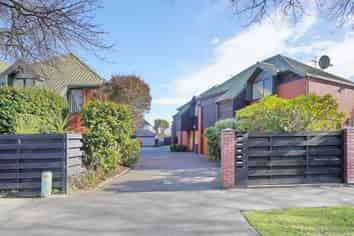 8/27 Darvel Street, Riccarton
