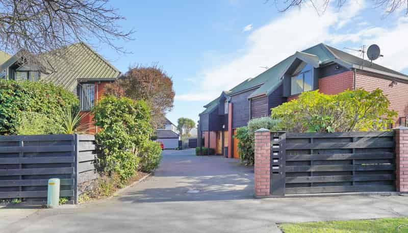 8/27 Darvel Street, Riccarton