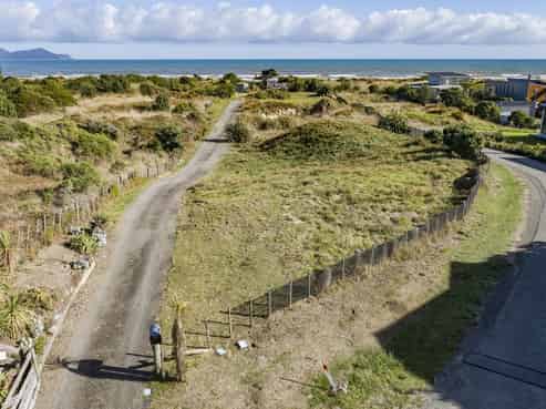 3 and 5 Beachview Grove, Peka Peka