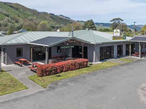 Iconic Hotel With 8 Motel Units