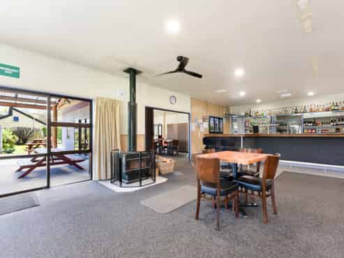 Iconic Hotel With 8 Motel Units