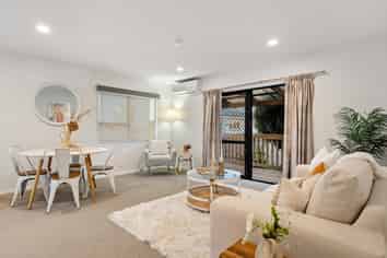 2/7  Eskdale Rd , Birkdale