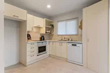 2/7  Eskdale Rd , Birkdale