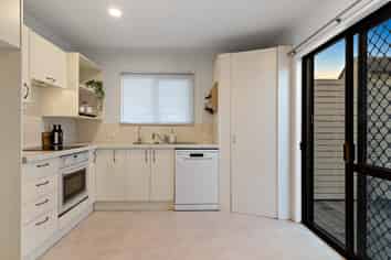 2/7  Eskdale Rd , Birkdale