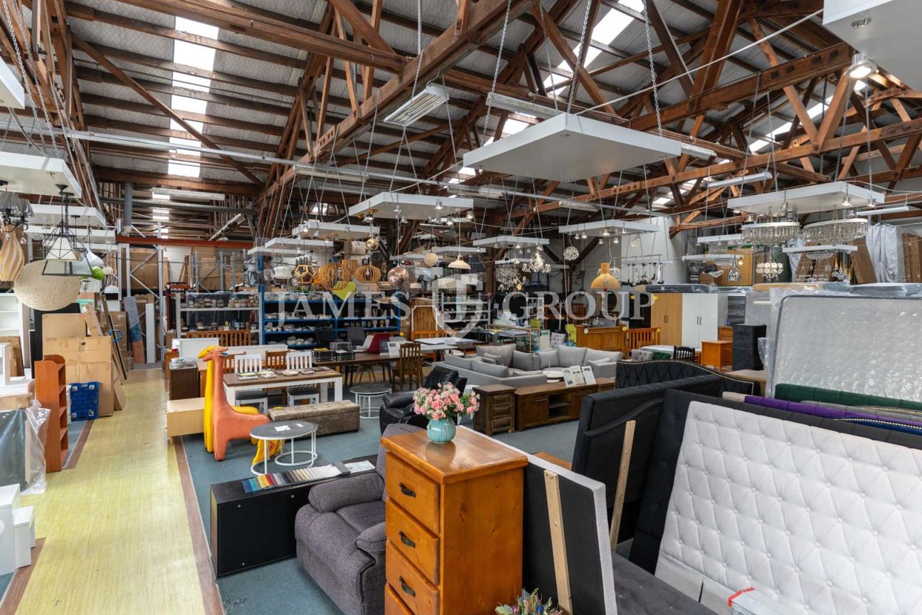 High-Profile Trade Unit with Yard - Fler