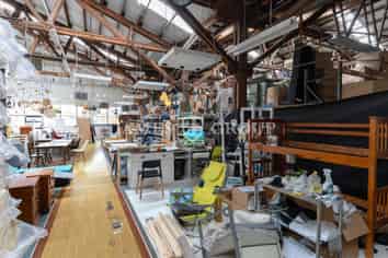 High-Profile Trade Unit with Yard